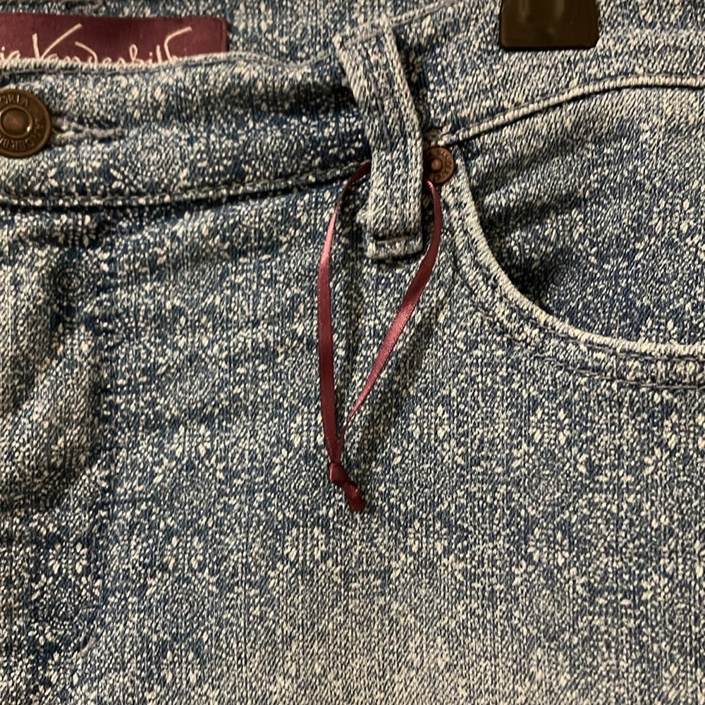 NWOT 12P GLORIA VANDERBILT AMANDA STYLE LIGHT BLUE PATTERNED JEANS - Picture 2 of 9